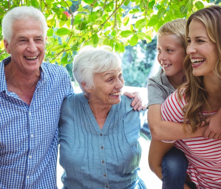 Lachende Menschen unterschiedlicher Generationen